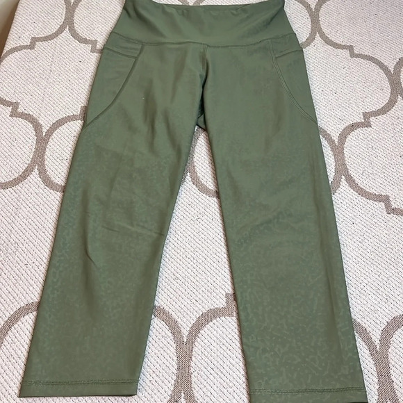 Old navy active elevate high rise go dry olive emboss leggings, 22” inseam - Picture 13 of 15